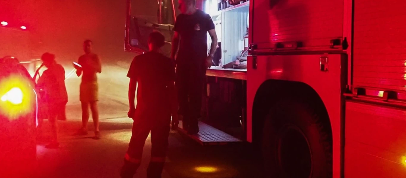 Αττική: Νύχτα αγωνίας για τις αναζωπυρώσεις - Συνεχείς περιπολίες στρατού και ΕΛΑΣ